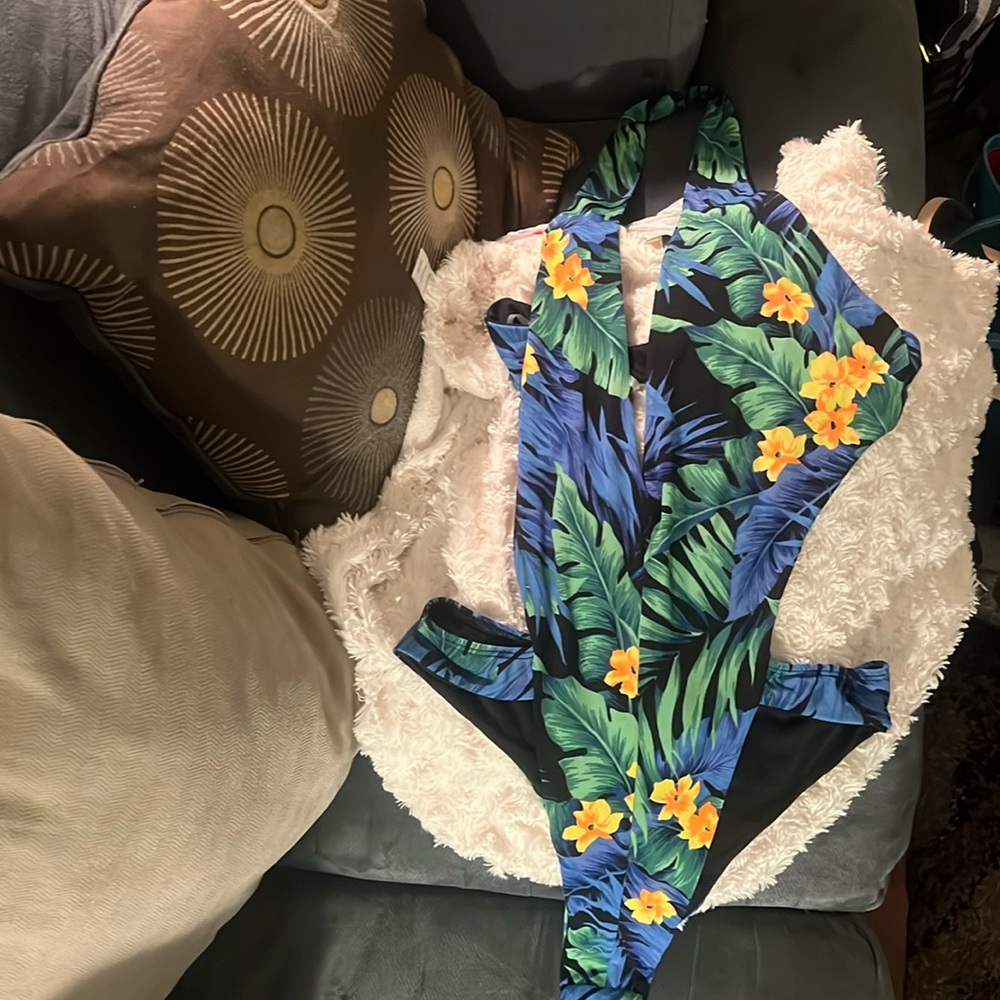 XL Fashion Nova 1 piece high rise, fastens around neck. Backs out.